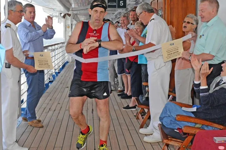 Erster Marathonlauf auf hoher See – Brite absolviert 70 Runden über schwankende Planken Bild: Erster Marathonlauf auf hoher See – Brite absolviert 70 Runden über schwankende Planken
