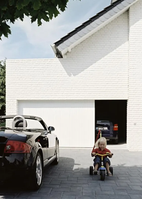 Hochwertige Automatiktore sorgen für Sicherheit und Komfort. Beim Seitenlauftor kann der Garagenvorhof als Parkplatz genutzt werden und auch die Kleinsten können ihr Spielzeug sicher aus der Garage ho