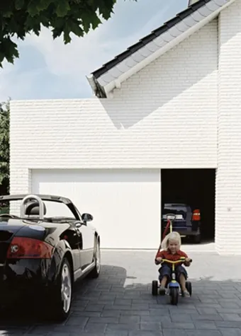 Sichere und komfortable Bedienung - Moderne Garagentore überzeugen Bild: Sichere und komfortable Bedienung - Moderne Garagentore überzeugen