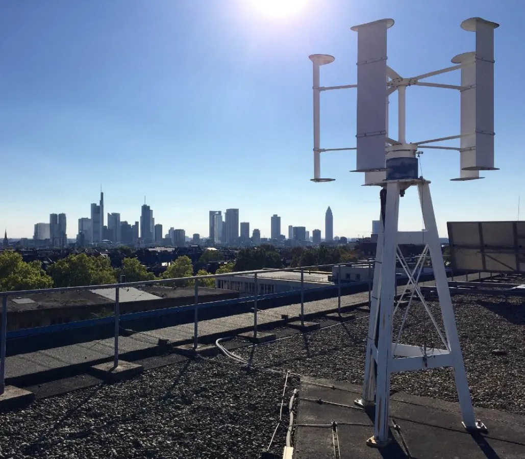 Eine Kleinwindkraftanlage auf dem Campus der Frankfurt UAS.