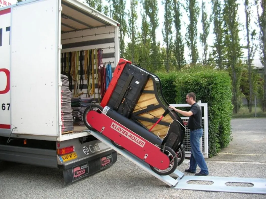 Ob Treppen hinauf, von der Bühne herab, um die Ecke oder über Hindernisse: Mithilfe des einfach zu bedienenden Klavier- und Flügeltransportsystems können Transporteure ihre Wirbelsäule schonen und Kos