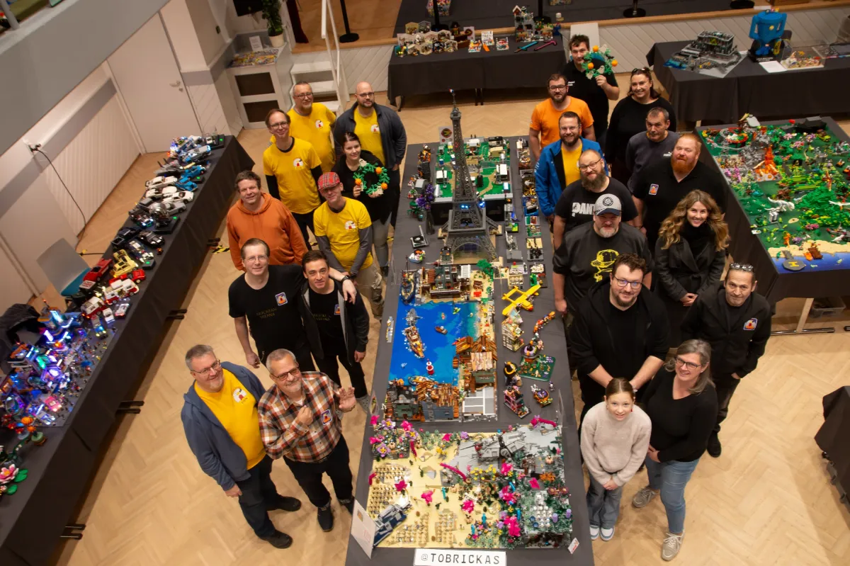 Gruppenfoto der Aussteller des Vereins Der helfende Stein (© Der helfende Stein)