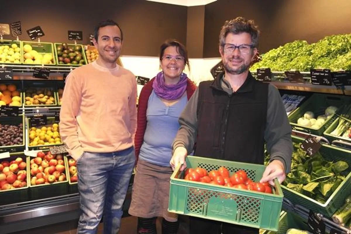 Dominik Marohn (rechts) mit seinem Chef Ozan Önder und Jobcoach Danja Gründler