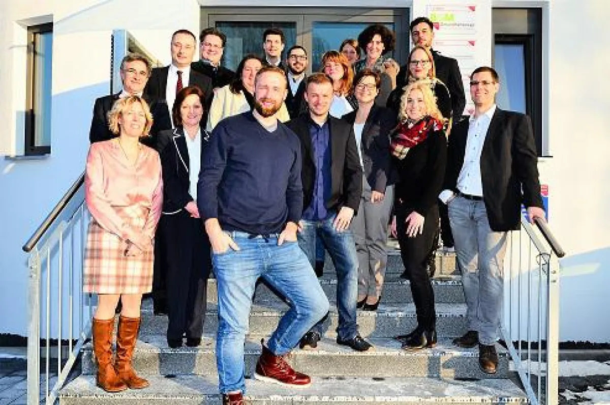 Robert Harting und das Profession Fit Team vor dem Businesstower