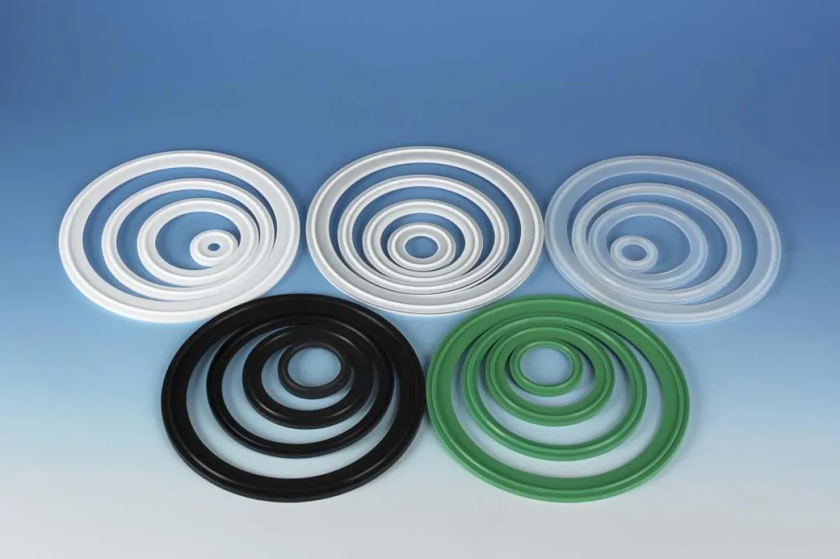 LINNEMANN bietet Klemmdichtungen in olympischer Vielfalt an (von links): PTFE (weiß), EPDM (schwarz), PTFE-FKM (weiß), FKM (grün), VMQ (transparent).