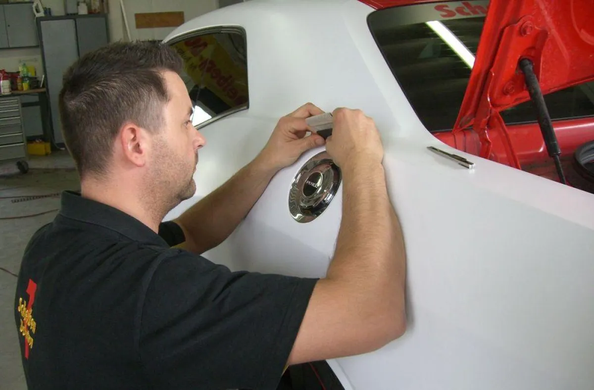 Michael Schiedewitz bessert an einem Dodge Challenger die letzten Kanten aus