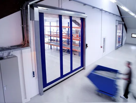 Bild: Neue Torserie von EFAFLEX - Schnelllauf-Rolltor EFA-SRT® ECO optimiert den Materialfluss