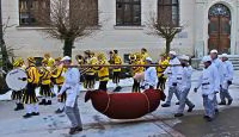 Bild: Zwischen kuriosen Traditionen und spektakulären Events