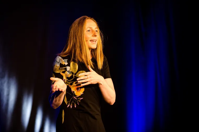 Expertin für SelbstVertrauen holt Speaker Slam AWARD mit WELTREKORD Bild: Expertin für SelbstVertrauen holt Speaker Slam AWARD mit WELTREKORD