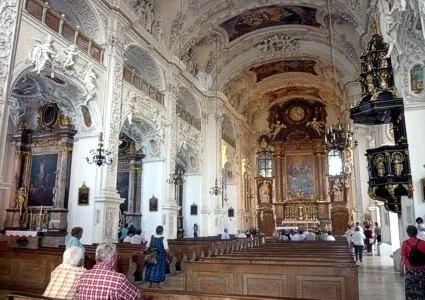 Bild: Auf Entdeckungsreise durch die Basilika St. Benedikt
