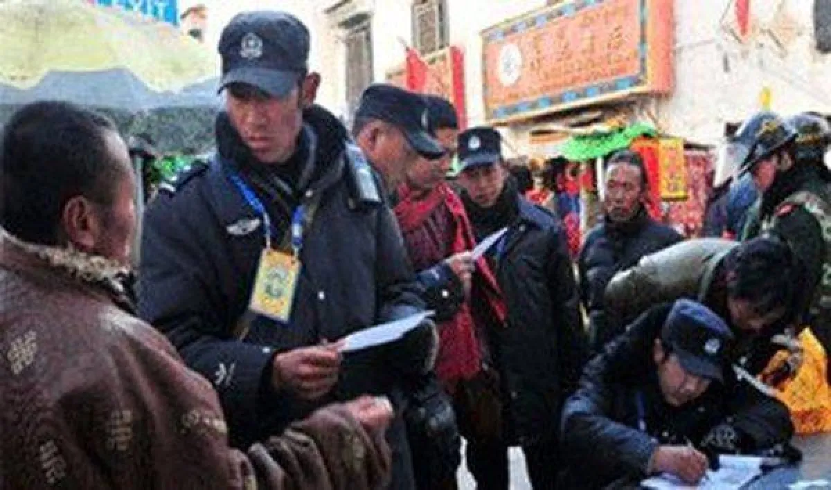 Polizei in Lhasa prüft Ausweise von Tibetern