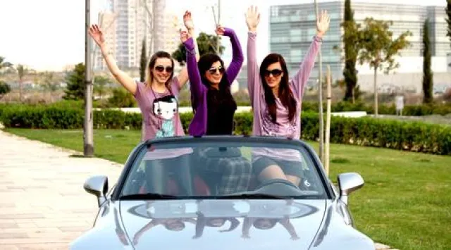 Bild: Anhaltender Sommer-Trend - Cabrio-Frauen sind IN, Geländewagen wirken reizlos