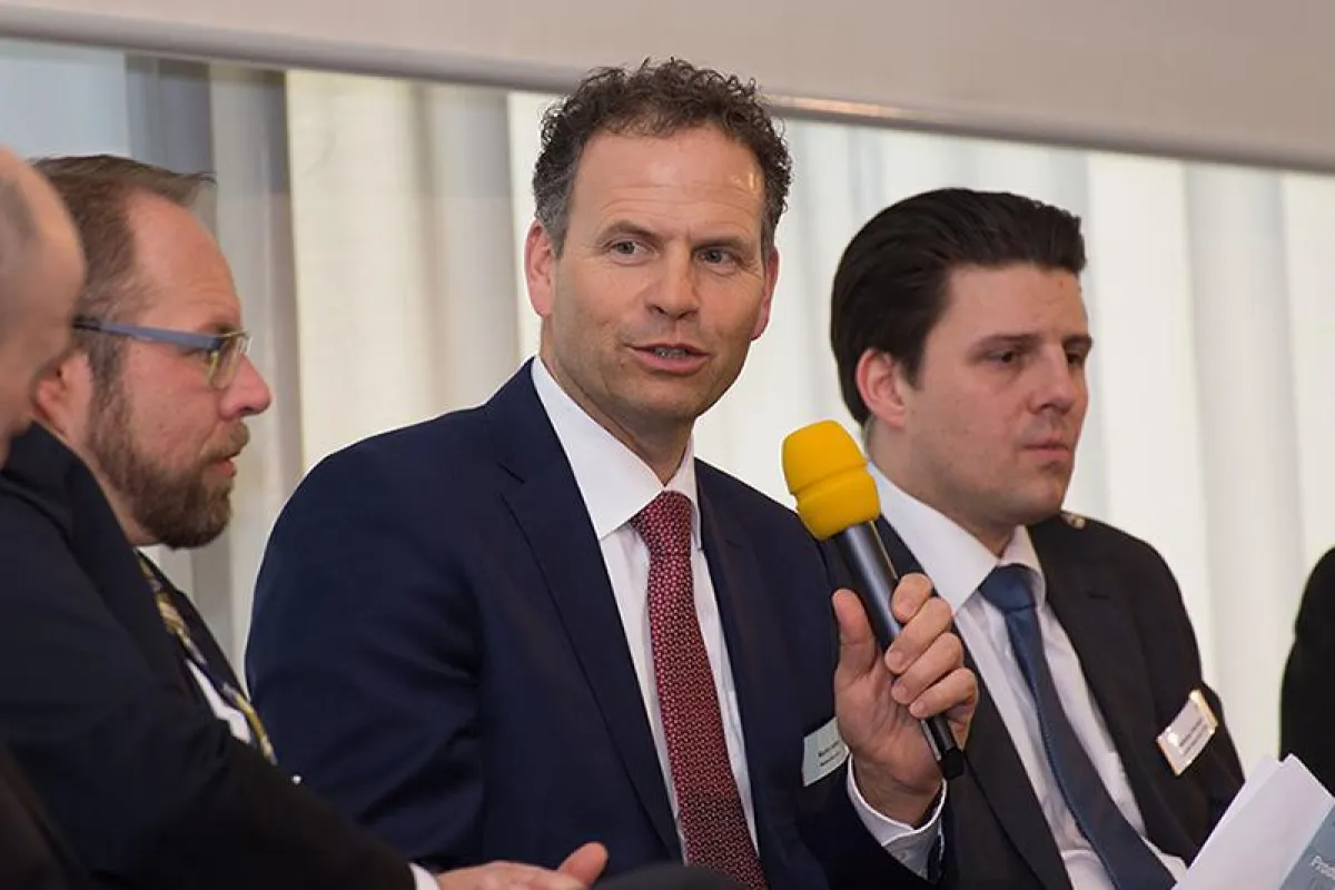Martin Hofer, Vorstand, Wassermann AG, während der Podiumsdiskussion zum Thema