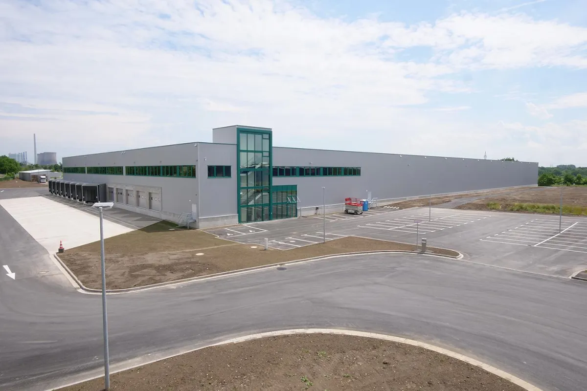 Durch die neue Lagerhalle kann die Logistik an einem Standort gebündelt werden.