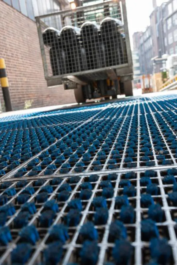 Profilgate-Reinigungsfelder verhindern, dass Schmutz in die Fertigung eingeschleppt wird.