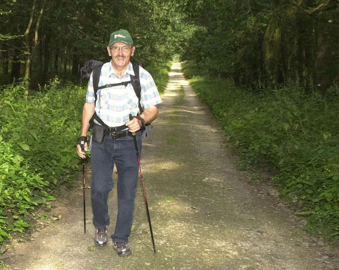 Joachim Reiche während einer Wanderung entland der Elbe im Jahr 2009