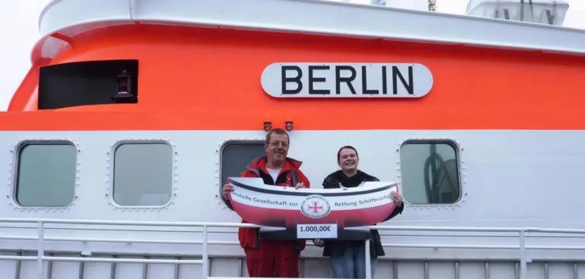 Spendenübergabe mit dem 2. Vormann des Seenotkreuzers BERLIN, Gerhard Fries - Foto: Jörg Ahrend