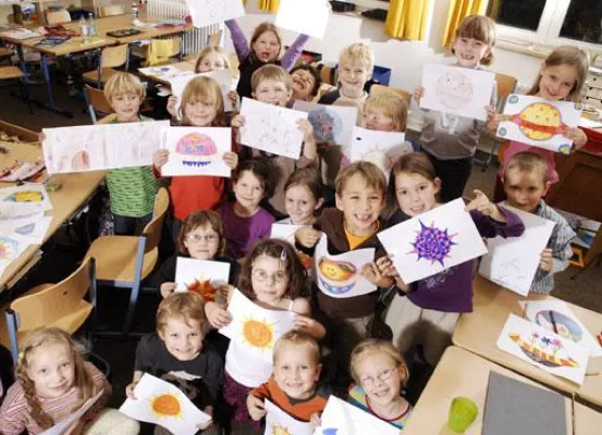 Bild: Für eine bessere Zukunft - Kinder bewegen mit Farbstiften die Welt