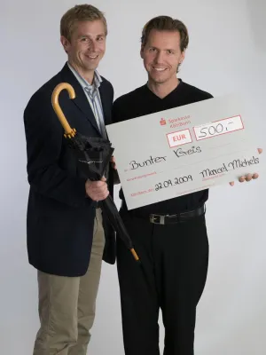 Bild: Mit Schirm und guten Gedanken - die neueste Charity-Aktion von Friseur Marcel Michels, Bonn