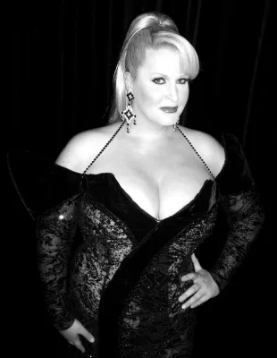 Bild: Dresden freut sich auf Daphne de Luxe. Die Barbie im XL-Format bringt „Comedy in Hülle & Fülle“ auf die Bühne