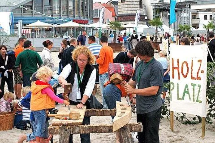Bio-Erlebnistag lockt über 20.000 Besucher auf die Warnemünder Promenade Bild: Bio-Erlebnistag lockt über 20.000 Besucher auf die Warnemünder Promenade