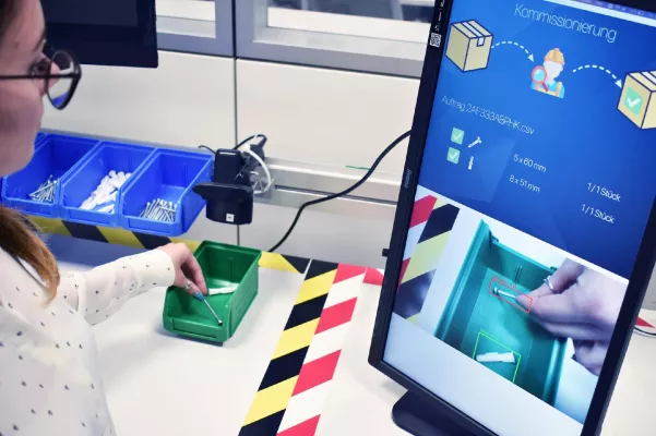 Exponate zur kollaborativen Montage und KI-basierten Kommissionierung auf der „all about automation“ Bild: Exponate zur kollaborativen Montage und KI-basierten Kommissionierung auf der „all about automation“
