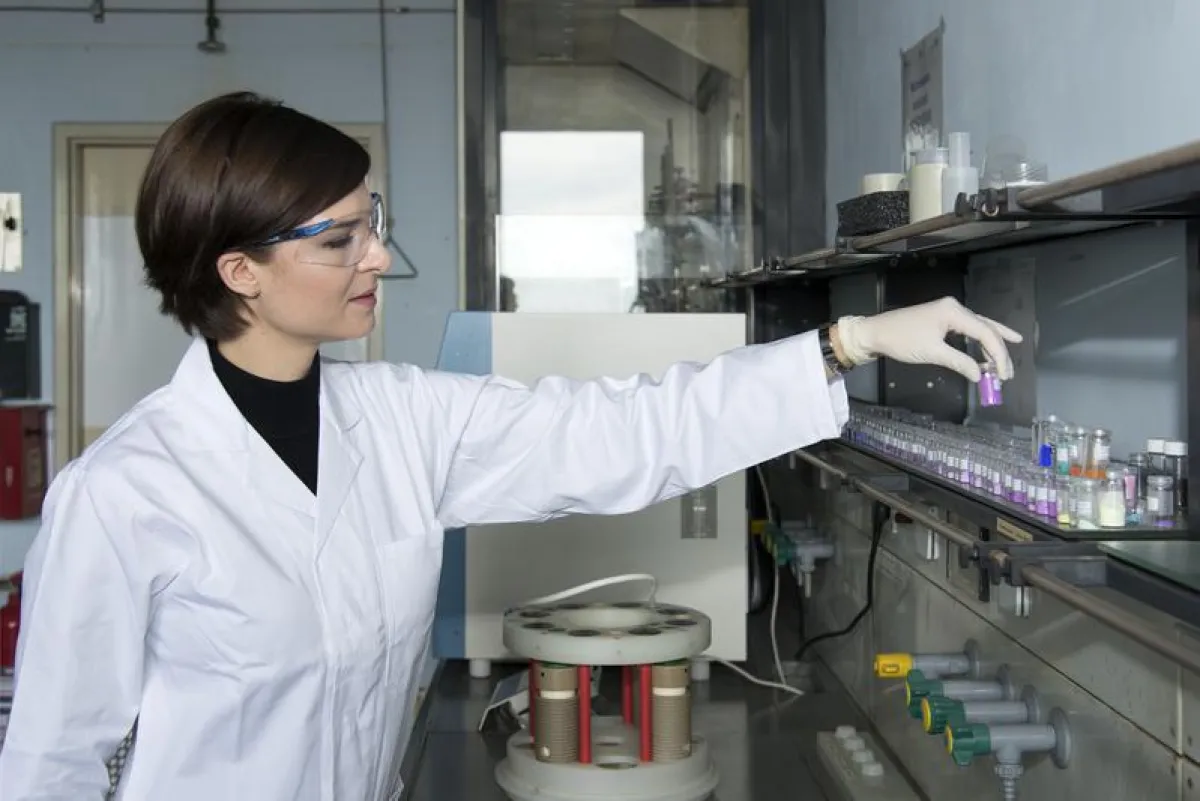 Dr. Jennifer Ludwig with samples from the optimization experiments, which lead to the material with leading-edge electrochemical performance (Photo: Andreas Battenberg / TUM)