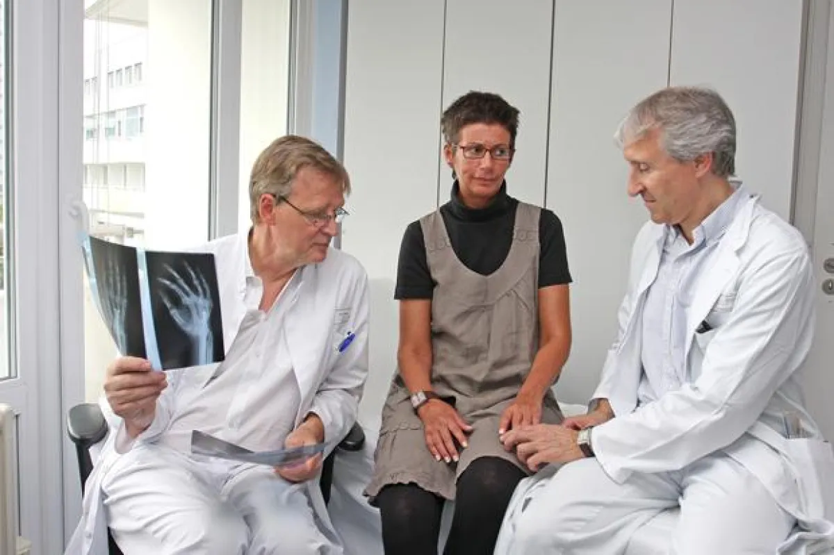 Rheumaorthopäde Dr. Seide (links) und Rheumatologe Dr. Georgi beraten gemeinsam eine Patientin