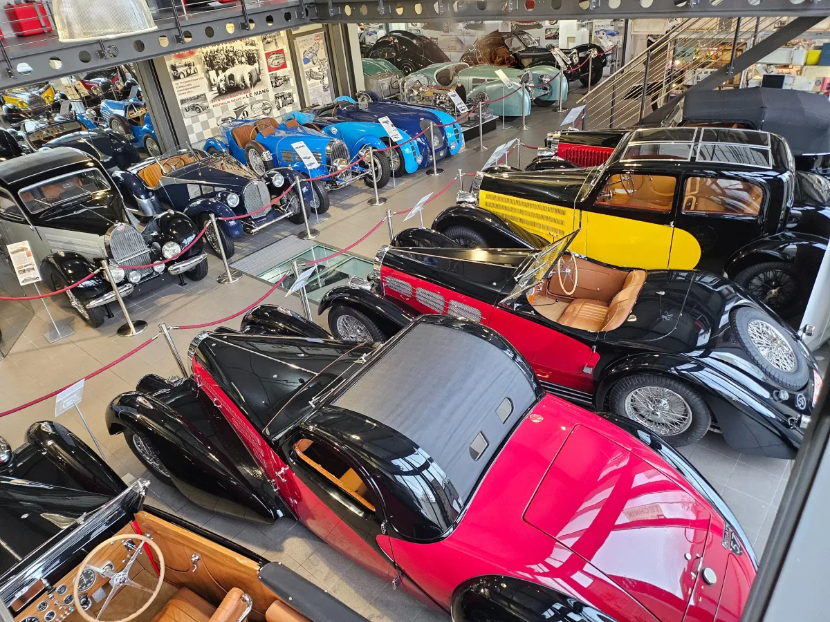 16 historische Bugattis zeigt Deutschlands größtes Museum zur legendären Marke! (© cs, Museum Autovision / Bugattimuseum.com)
