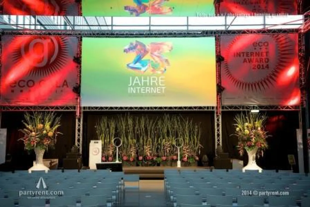 Schlichte Ausstattung in Weiß, aufwendige Blumendekoration in exotischen Farben