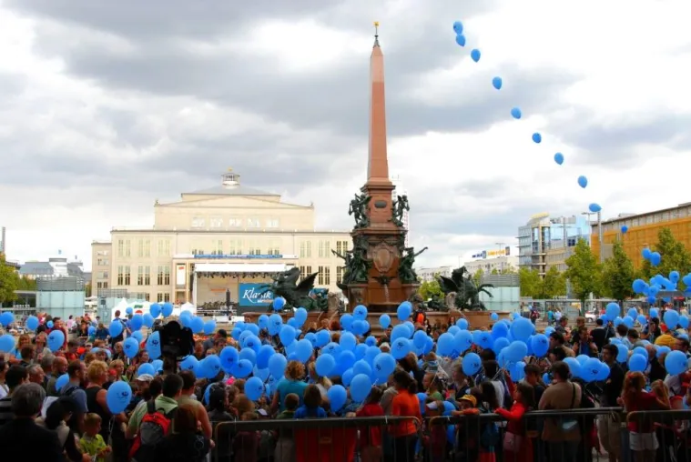Kreidezeit für kleine und große Musikfreunde - Kinder malen „Notenspur“ durch Leipziger Innenstadt Bild: Kreidezeit für kleine und große Musikfreunde - Kinder malen „Notenspur“ durch Leipziger Innenstadt