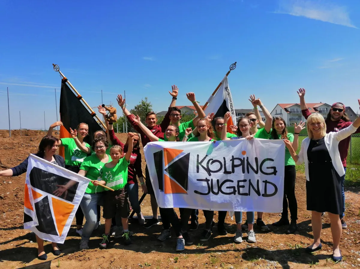 Staatssekretärin Carolina Trautner (r.) zu Besuch bei dem Projekt der Kolpingjugend Schwabmünchen