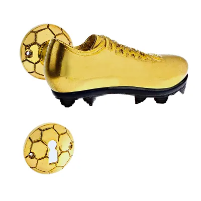 Bild: Ventano-Beschläge präsentiert innovativen Fußballschuh-Türgriff für Hygiene- und Fußballfans