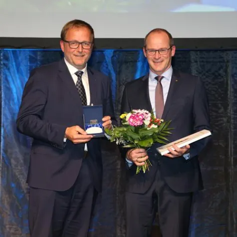 Bild: FingerHaus mit „Premier Ehrenplakette“ ausgezeichnet