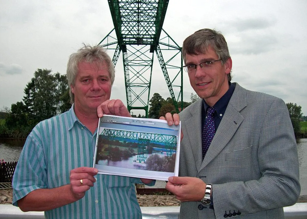 Freuen sich über die Schwebefähren-Webcam: Gerald Tielebörger (AG Osteland) und Dirk Brauer (Samtgemeinde Hemmoor)