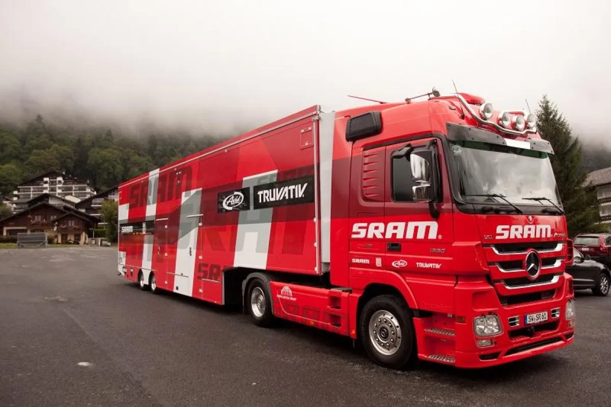 SRAM Service-Truck - on the road