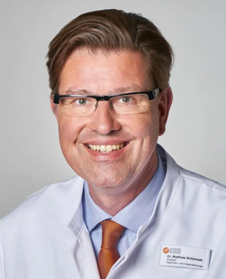 Dr. Matthias Schlensak, Chefarzt der Schön Klinik Düsseldorf, hat bereits mehr als 1.000 Adipositas-