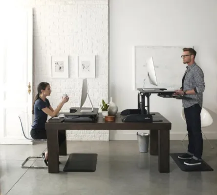 Bild: VARIDESK präsentiert Sitz-/Steh-Lösung auf der A+A Messe in Düsseldorf