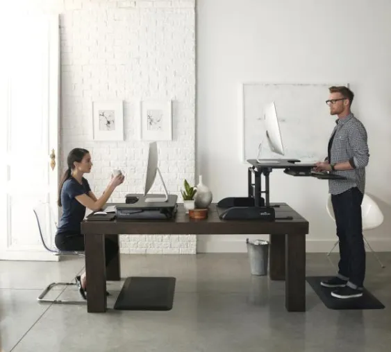 Bild: VARIDESK präsentiert Sitz-/Steh-Lösung auf der A+A Messe in Düsseldorf