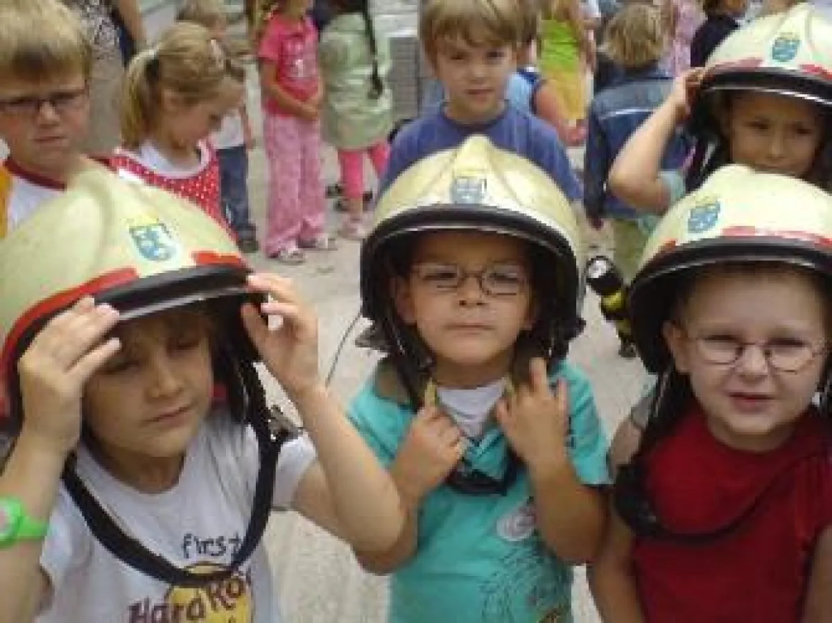 die Feuerwehrhelme würden schon mal passen