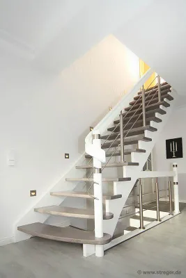 Bild: Individuelle Treppe aus Eschenholz und Edelstahl prägt das Raumkonzept