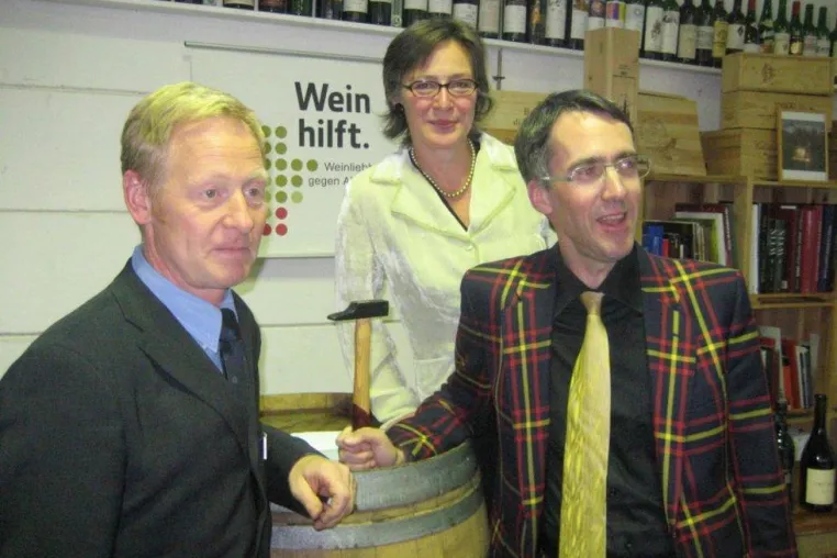 Bild: Wein hilft - Auktion erzielt Spenden über 11.444 Euro für HIV- und AIDS-Projekt HOPE in Kapstadt/Südafrika