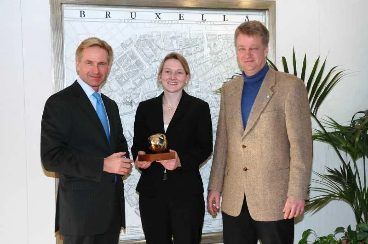 Preisübergabe in Brüssel: Dr. Jörg-Thomas Dierks, Chief Operating Officer von Meda (li.) übergibt den NMSC Award an  Martina Ulrich und Prof. Eggert Stockfleth vom HautTumorCentrum Charité, Berlin.