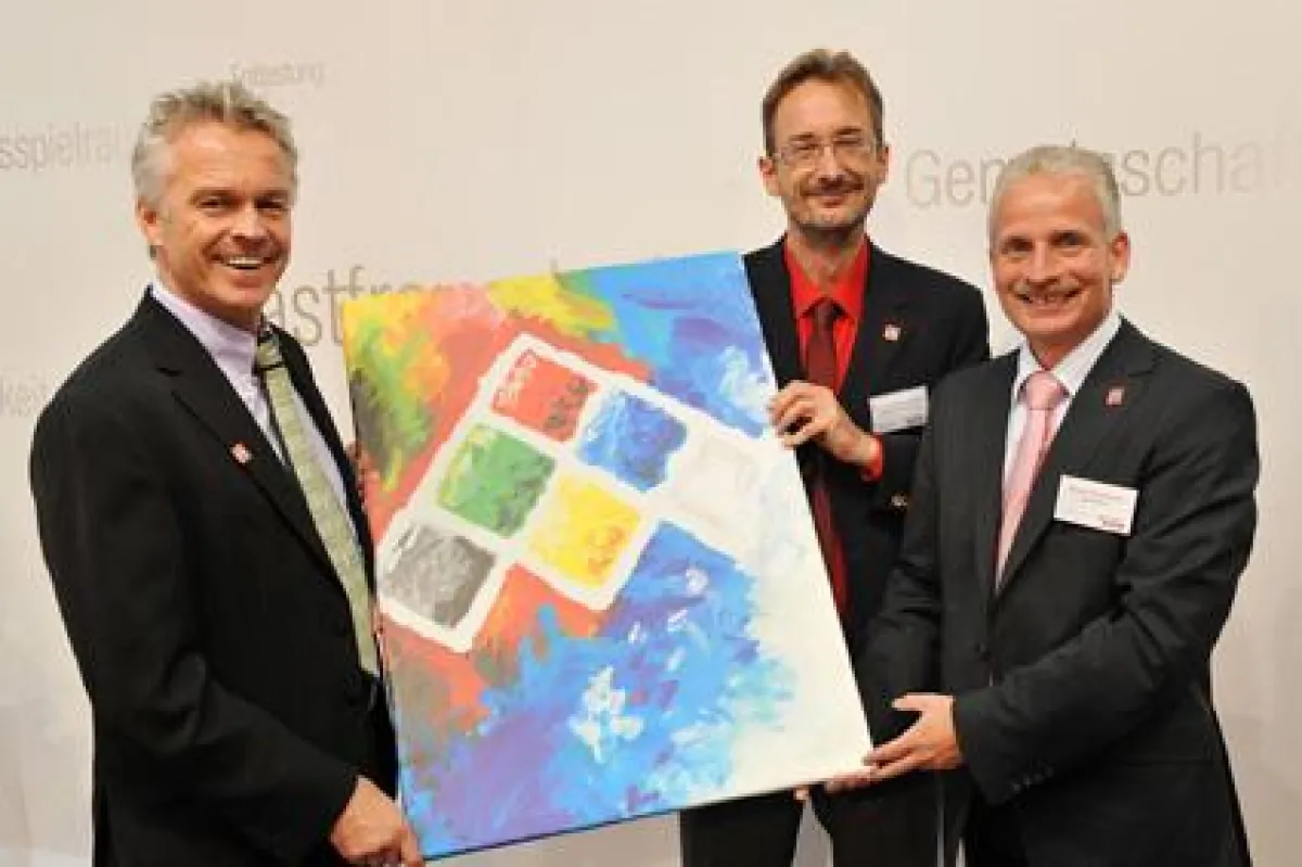 Auf der Expopharm: parmapharm-Geschäftsführer Thomas Worch (links), Frank Stuhldreier (rechts) und der Aufsichtsratsvorsitzende Dr. Harald Perschbacher (Mitte)