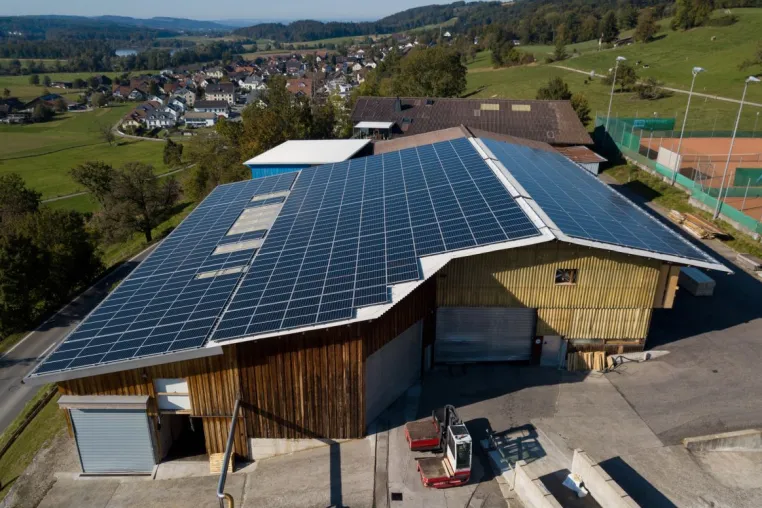 Bild: Preis- und Kosten-Vorteile beim Holz-Einkauf dank Solar-Strom und Sidler SHARK Geschossdecken