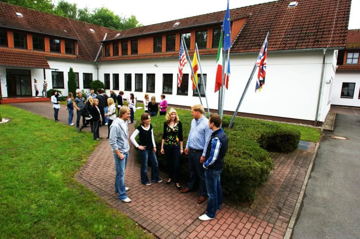 Studenten vor der Schule in Lippstadt