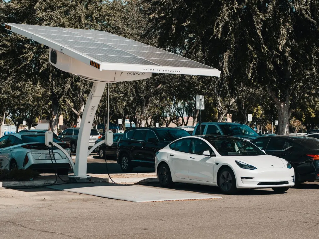 Tesla an Ladesäule