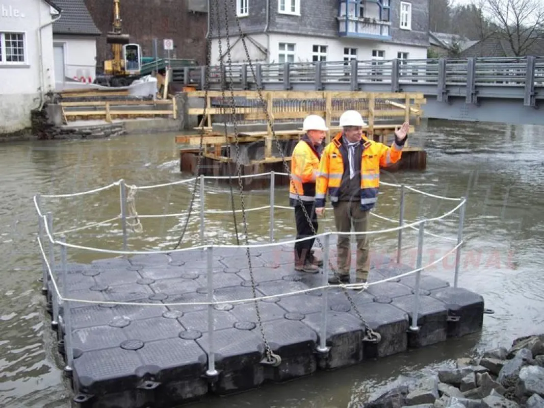 Arbeitsponton für Reparaturarbeiten im Wasser