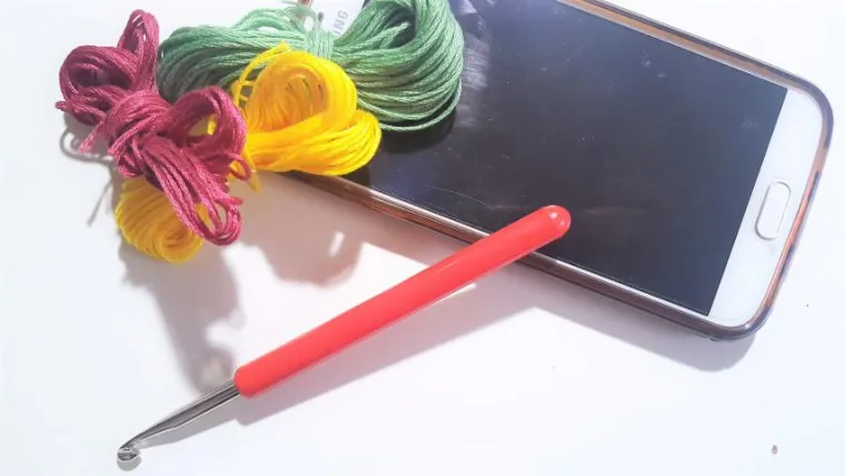 Zwischen Häkelnadel und Smartphone Bild: Zwischen Häkelnadel und Smartphone
