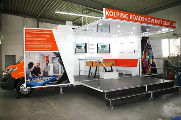 Bundesweit zweiter Einsatz der Roadshow zum Thema Integration von Geflüchteten in Augsburg Bild: Bundesweit zweiter Einsatz der Roadshow zum Thema Integration von Geflüchteten in Augsburg